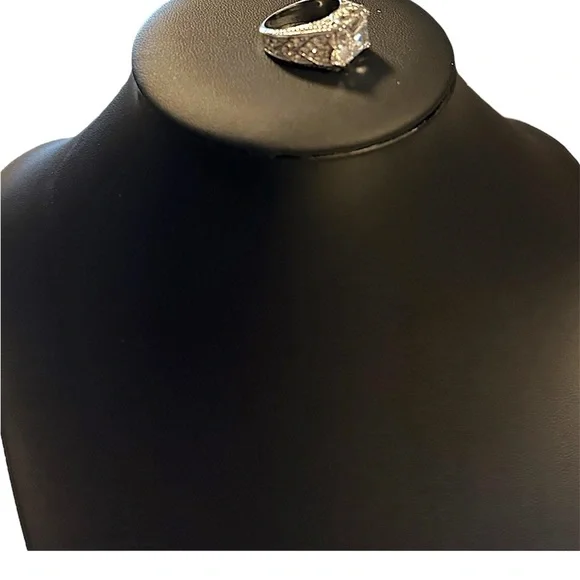 Vintage Elegant Silver Ring - Picture 4 of 5